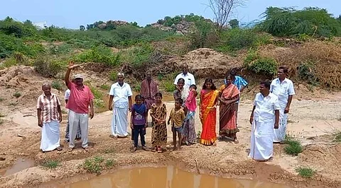 மணல் கடத்தலை தடுக்க வலியுறுத்தி ஏரியில் இறங்கி போராட்டத்தில் ஈடுபட்டுள்ள கிராம மக்கள்.