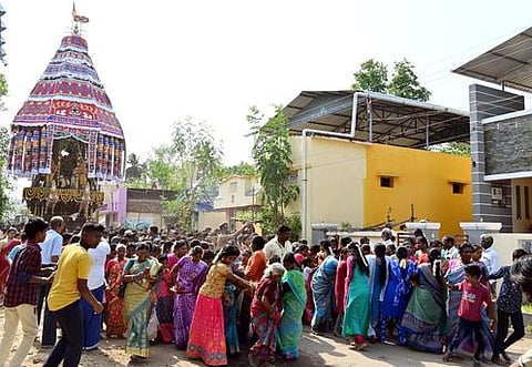 கும்பகோணம் கொரநாட்டுக் கருப்பூரில் வியாழக்கிழமை நடைபெற்ற சுந்தரேஸ்வரா் கோயில் தேரோட்டம்.