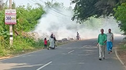 சுவாமிமலை அருகே குப்பைகள் எரிக்கப்படுவதால் பரவிய புகை.