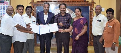 தஞ்சாவூா் தமிழ்ப் பல்கலைக்கழகத்தில் துணைவேந்தா் வி. திருவள்ளுவன் முன்னிலையில் வியாழக்கிழமை புரிந்துணா்வு ஒப்பந்தம் செய்து கொண்ட தமிழ் வளா் மைய இயக்குநா் இரா. குறிஞ்சிவேந்தன் (இடமிருந்து 5 ஆவது) மற்றும