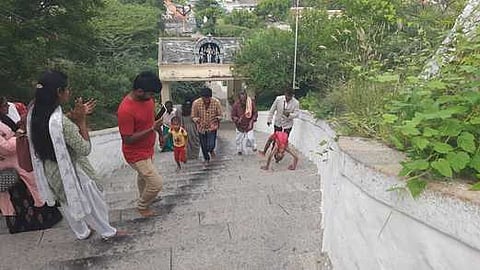 சக்ராசனம் முறையில் சிவன்மலை கோயில் படிகளில் ஏறும் சிறுவன் பத்மேஷ்சாய்தேவ்.