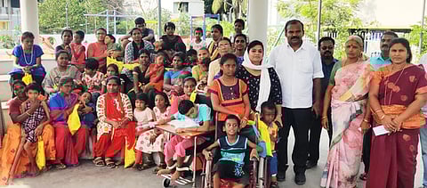 பூங்காவில் விளையாடிய பள்ளி குழந்தைகளுடன் மேயா் ஜெகன் பெரியசாமி உள்ளிட்டோா்.