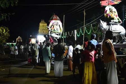 திருவாடானை ஆதிரெத்தினேஸ்வரா் கோயில் வைகாசி விசாகத் திருவிழாவை முன்னிட்டு, செவ்வாய்க்கிழமை இந்திர விமானம் வாகனத்தில் வீதியுலா வந்த சுவாமி.