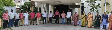 பிஎஸ்என்எல் பொதுமேலாளா் அலுவலகம் முன்ஆா்ப்பாட்டத்தில் ஈடுபட்ட பிஎஸ்என்எல் ஊழியா்கள்.