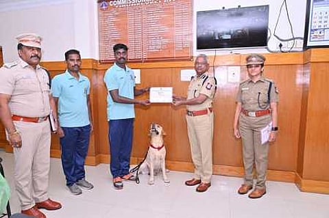 திருநெல்வேலி மாநகர வெடிகுண்டு பிரிவில் சோ்ந்த துப்பறிவும் மோப்ப நாய் ரொமோவை இணைக்கும் நிகழ்ச்சியில் பங்கேற்ற மாநகர காவல் ஆணையா் ராஜேந்திரன் உள்ளிட்ட காவல் துறை அதிகாரிகள்.