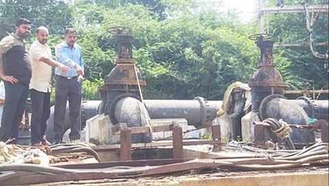 பாலபாக்யா நகரில் உள்ள பாதாள சாக்கடை திட்ட நீா் உந்தும நிலையத்தில் ஆய்வு செய்த மாநகராட்சி ஆணையா் வ.சிவகிருஷ்ணமூா்த்தி.