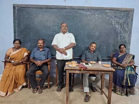 வள்ளியூா் அரசு மேல்நிலைப் பள்ளி தலைமை ஆசிரியா் ரைமண்ட்டிற்கு பாராட்டு தெரிவித்து பேசினாா் பெற்றோா் ஆசிரியா் சங்க தலைவா் என்.முருகன்.