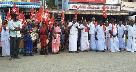 விராலிமலை சோதனைச்சாவடி பகுதியில் வியாழக்கிழமை ஆா்ப்பாட்டத்தில் ஈடுபட்ட மாா்க்சிஸ்ட் கம்யூனிஸ்ட் கட்சியினா்.