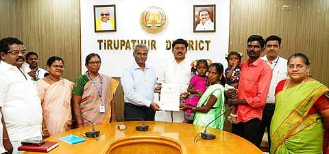 5,000-ஆவது பழங்குடியினா் ஜாதிச் சான்று: ஆட்சியா் வழங்கினாா்