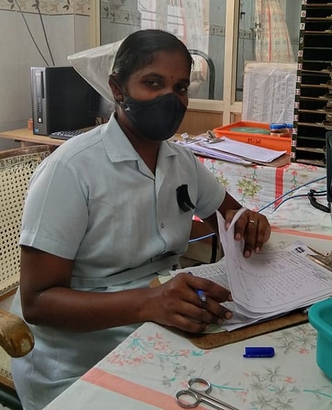 திருச்சி பெல் மருத்துவமனையில் கருப்புப்பட்டை அணிந்து பணிபுரியும் ஒப்பந்தத் தொழிலாளா்கள்.