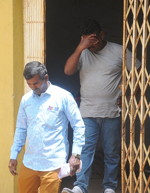 ஈமு கோழி மோசடி வழக்கில் 5 ஆண்டுகளாக தலைமறைவாக இருந்தவரை கைது செய்து அழைத்து வரும் போலீஸாா்.