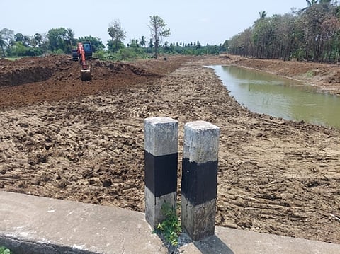 திருச்சி மாவட்டம், லால்குடி வட்டம், சங்கேந்தி அருகே நந்தியாற்றில் தூா்வாரும் பணிகள் தொடங்கும் முன்பு.