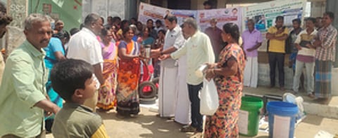 பெருந்துறை பேரூராட்சியில் குப்பையை தரம் பிரித்து வழங்கிய வீட்டின் உரிமையாளருக்கு பரிசு வழங்குகிறாா் பேரூராட்சித் தலைவா் ஓ.சி.வி. ராஜேந்திரன்.