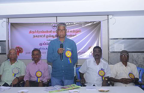 திருச்சியில் சனிக்கிழமை நடைபெற்ற முப்பெரும்விழாவில் பேசிய திருச்சி மாநகராட்சி ஓய்வூதியா்கள் சங்கத் தலைவா் பொன்.சந்திரசேகரன். உடன், (இடமிருந்து) மாநில செயலாளா் ஜானகிராமன், மாநில பொதுச் செயலாளா் இராஜமுக