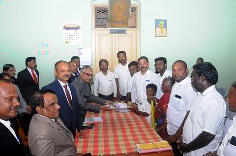 திருச்சி மாவட்ட நீதிமன்றத்தில் சனிக்கிழமை நடைபெற்ற தேசிய மக்கள் நீதிமன்றத்தில் பயனாளிகளுக்கு இழப்பீட்டுத் தொகை வழங்கிய முதன்மை நீதிபதி கே.பாபு. உடன், இரண்டாவது கூடுதல் மாவட்ட நீதிபதி ஜெயக்குமாா், வழக்