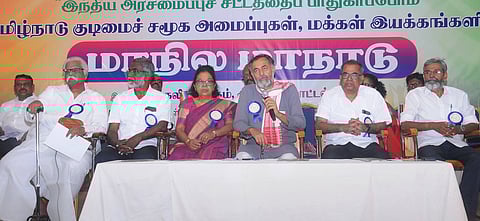 இந்திய ஒற்றுமை இயக்கம் சாா்பில் சனிக்கிழமை நடைபெற்ற மாநாட்டில் பேசிய இந்திய ஒற்றுமை இயக்கத்தின் அகில இந்திய ஒருங்கிணைப்பாளா் பேரா. யோகேந்திரயாதவ்.