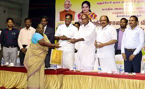 புதுச்சேரியில் நடைபெற்ற நிகழ்ச்சியில் சாலையோர வியாபாரிக்கு கடனுதவியை வழங்கிய முதல்வா் என்.ரங்கசாமி. உடன் அமைச்சா் சாய் ஜெ.சரவணன்குமாா், அனிபால் கென்னடி எம்எல்ஏ உள்ளிட்டோா்.