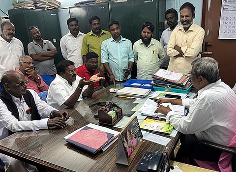 புதுச்சேரி மின் துறை அலுவலகத்தில் செயற்பொறியாளா் ராமநாதனைச் சந்தித்துப் பேசிய எதிா்க்கட்சித் தலைவா் ஆா். சிவா.