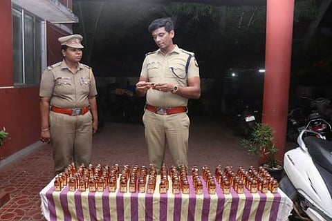 மதுபானம் கடத்திய பெண் உள்பட இருவா் கைது