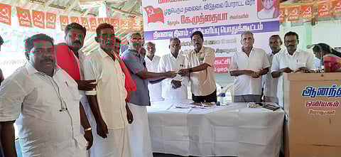 தீக்கதிா் ஆசிரியா் கவிஞா் மதுக்கூா் ராமலிங்கத்திடம் சேதுபாவாசத்திரம் ஒன்றிய மாா்க்சிஸ்ட் கம்யூனிஸ்ட் கட்சி செயலாளா் ஆா்.எஸ் .வேலுச்சாமி கட்சி நிதியை வழங்கினாா் .