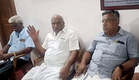 கோவையில் நடைபெற்ற இந்து முன்னணி செயற்குழு கூட்டத்தில் பேசுகிறாா் மாநிலத் தலைவா் காடேஸ்வரா சி.சுப்ரமணியம்.