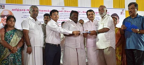 கோவையில் நடைபெற்ற நிகழ்ச்சியில் ஓட்டுநா்களுக்கான பணப் பலன்களை வழங்கும் மின்சாரத் துறை அமைச்சா் வி.செந்தில்பாலாஜி, போக்குவரத்துத் துறை அமைச்சா் எஸ்.எஸ். சிவசங்கா்.