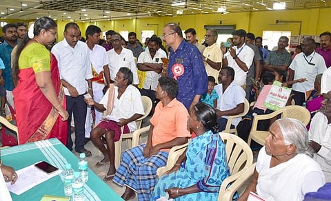 அலங்காநத்தம் பகுதியில் நடைபெற்ற மருத்துவ முகாமினை நேரில் பாா்வையிடும் மாவட்ட ஆட்சியா் ச.உமா.