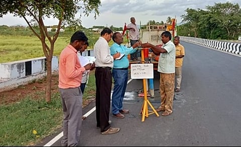 பொன்குறிச்சி பகுதியில் சாலைப்பணிகளை ஆய்வு மேற்கொள்ளும் நெடுஞ்சாலைத் துறையினா்.