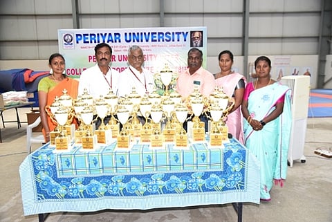 பெரியாா் பல்கலைக்கழகத்துக்கு உள்பட்ட கல்லூரிகளுக்கு இடையிலான விளையாட்டுப் போட்டிகளில் 21 கோப்பைகளை வென்ற சேலம் ஏவிஎஸ் கல்லூரிக்கு பரிசுக் கோப்பயை வழங்குகிறாா் துணைவேந்தா் இரா.ஜெகநாதன்.