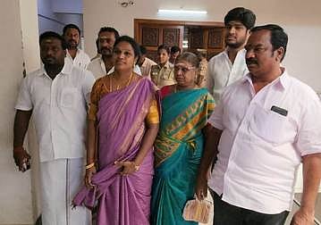 கடலூா் மாமன்றக் கூட்டத்திலிருந்து வெளிநடப்பு செய்த அதிமுக உறுப்பினா்கள்.