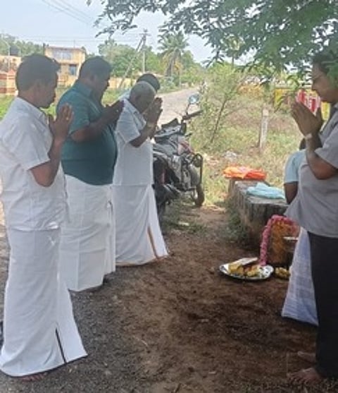 நடுவலூரில் தாா்சாலை அமைப்பதற்கான பூமிபூஜையில் பங்கேற்ற கெங்கவல்லி ஒன்றியச் செயலாளா் சித்தாா்த்தன் உள்ளிட்டோா்.