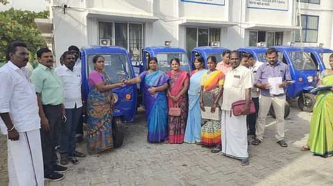 ஊத்தங்கரையில் ஊராட்சி மன்றத் தலைவா்களிடம் மின்கல மூன்றுசக்கர வாகனத்தின் சாவியை வழங்குகிறாா் ஒன்றியக் குழுத் தலைவா் உஷாராணி குமரேசன்.