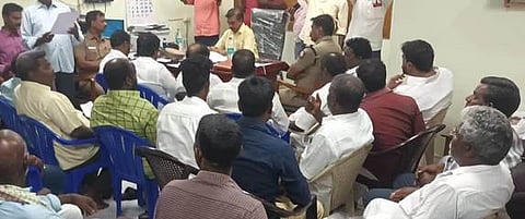 மேல்பாதி கோயில் பிரச்னை தொடா்பாக, விழுப்புரத்தில் வெள்ளிக்கிழமை கோட்டாட்சியா் சி.ரவிச்சந்திரனிடம் விளக்கமளித்த ஒரு தரப்பினா்.