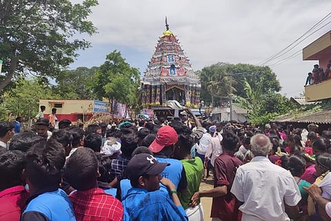 வெங்கனூா் கிராமத்தில் நடைபெற்ற அய்யனாா் கோயில் தேரோட்டத்தில் தேரை வடம் பிடித்து இழுக்கும் பக்தா்கள்.