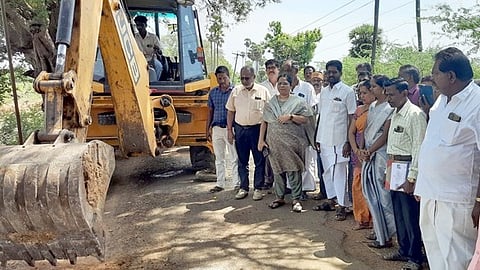 அரியலூா் மாவட்டம், தா. பழூா் அருகேயுள்ள இடங்கண்ணி - குறிச்சி தாா்ச் சாலை பணியைத் தொடக்கிவைத்த ஆட்சியா் ஜா.ஆனிமேரி ஸ்வா்ணா. உடன், எம்எல்ஏ க.சொ.க.கண்ணன் உள்ளிட்டோா்.