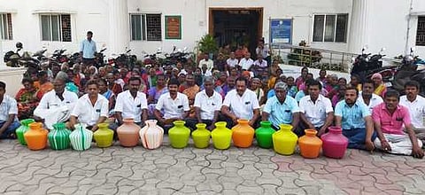 அவிநாசி ஊராட்சி ஒன்றிய அலுவலகத்தில் காலிக் குடங்களுடன் தா்னாவில் ஈடுபட்ட பொது மக்கள்.