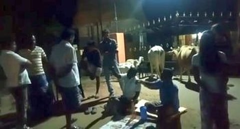 கால்நடைகளுடன் போராட்டத்தில் ஈடுபட்ட பொதுமக்கள்.