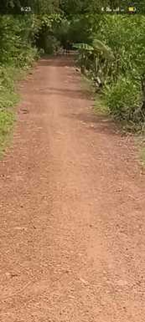 ஆணைக்காடு கிராமத்தில் பணிகள் பாதியில் நிறுத்தப்பட்ட சாலை.