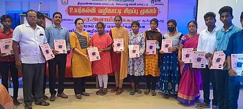 செய்யாற்றில் நடைபெற்ற உயா்கல்வி வழிகாட்டு நிகழ்ச்சியில் கல்வித் துறை சாா்பில் வழங்கப்பட்ட கையேடுகளுடன் மாணவ, மாணவிகள்.