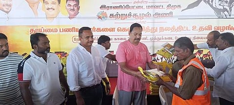 உங்களையெல்லாம் கும்பிட வேண்டும்.. தூய்மைப் பணியாளர்களுக்கு நல உதவிகள் வழங்கி அமைச்சர் ஆர்.காந்தி உருக்கம்!