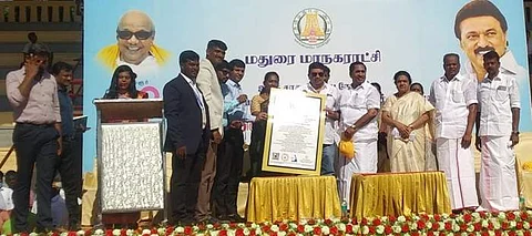 மதுரையில் 2752 தூய்மைப் பணியாளர் மூலம் கருணாநிதி உருவம் வடிவமைத்து உலக சாதனை!