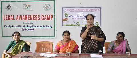 கருத்தரங்கை தொடக்கி வைத்து பேசுகிறாா் நீதிபதி ஆஷா கவுசல்யா சாந்தினி.