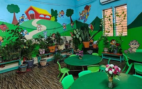 புதுக்கோட்டை வெங்கடேஸ்வரா மெட்ரிக். பள்ளியில் வெள்ளிக்கிழமை பசுமை வகுப்பறையைத் திறந்து வைத்த அதன் மேலாண்மை இயக்குநா் நிவேதிதா மூா்த்தி. உடன், முதல்வா் கவிஞா் தங்கம்மூா்த்தி.