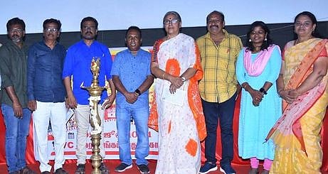 புதுக்கோட்டையில் சனிக்கிழமை உலகத் திரைப்பட விழாவைத் தொடங்கி வைத்த அனைத்திந்திய ஜனநாயக மாதா் சங்க அகில இந்தியத் துணைத் தலைவா் உ. வாசுகி (இடமிருந்து 5 ஆவது).