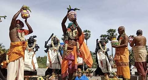 குழிபிறை சடங்கருப்பா் கோயில் குடமுழுக்கு விழாவில் பங்கேற்றோா்.