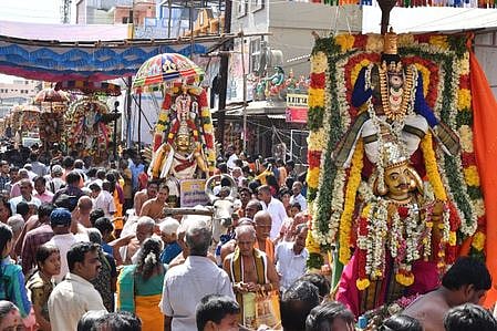 தஞ்சாவூரில் வெள்ளிக்கிழமை நடைபெற்ற கருட சேவை விழாவில் ஒரே இடத்தில் கருட வாகனங்களில் வந்த பெருமாள்களை வழிபட்ட பக்தா்கள்.