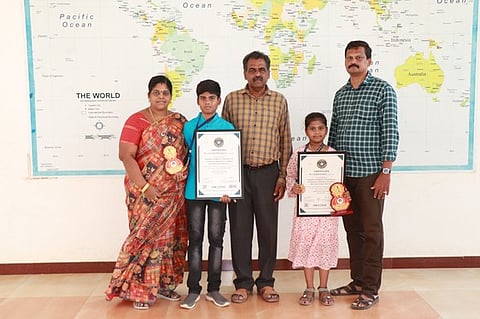 மதுரையில் நடைபெற்ற ரோப் சிலம்பப் போட்டியில் சாதனைப் படைத்த திருப்பூா் ஃபிரண்ட்லைன் பள்ளி மாணவா் எம்.சந்தோஷ்தரன், மாணவி எம்.யாழினிஸ்ரீ ஆகியோருடன் பள்ளித் தாளாளா் கே.சிவசாமி உள்ளிட்டோா்.