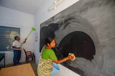 சுத்தமல்லி அரசு மேல்நிலைப் பள்ளியில் வெள்ளிக்கிழமை தூய்மைப்பணியில் ஈடுப்பட்ட ஊழியா்கள்.