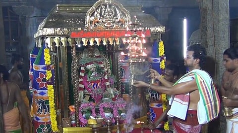 பாளையங்கோட்டை அருள்மிகு திரிபுராந்தீசுவரா் திருக்கோயிலில் வெள்ளிக்கிழமை நடைபெற்ற பாலாலய சிறப்பு தீபாராதனை.