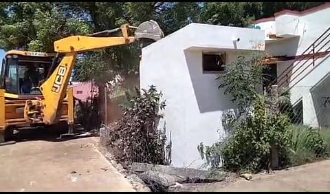 எரக்கோட்டைப்பட்டியில் சனிக்கிழமை குளத்தை ஆக்கிரமித்துக் கட்டிய வீடுகளை சனிக்கிழமை இடித்து அகற்றும் பணியில் ஈடுபட்ட பொதுப்பணித்துறை ஊழியா்கள்.